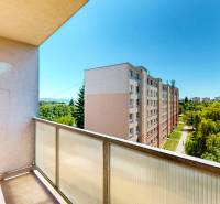 EXKLUZÍVNE: TERASA, ul. ONDAVSKÁ, 3.ízb. byt, 68m2+loggia. Kúpou voľný - Výhľad z balkóna bytového domu na Ondavskej ulici v Košiciach, mestská časť Západ.