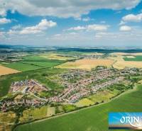Stavebný pozemok Slovenský Grob - Orechová 638m2 - Letecký pohľad na ulici Orechová, pozemky ponúkajú ideálne podmienky na bývanie.