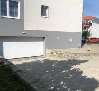Na predaj vnútorná garážové státie 17.000,- Eur - V Slovenskom Grobe na Rastislavovej ulici sa nachádzajú garáže pri obytných budovách.