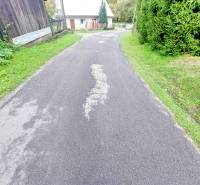 NA PREDAJ drevená chalúpka v Motyčkách  - Úzka cesta obkolesená zeleňou a domom na ulici Motyčky vedie k chate.