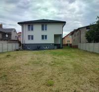 REZERVOVANÉ! RD- NOVOSTAVBA, POZEMOK 825 m2, NEZÁBUDOVA, SABINOV. - Rodinný dom na ulici Nezabudova v Sabinove so záhradou a modernou strechou.