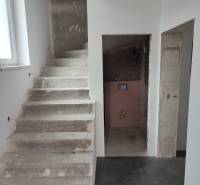 REZERVOVANÉ! RD- NOVOSTAVBA, POZEMOK 825 m2, NEZÁBUDOVA, SABINOV. - Schodisko a nedokončená kúpeľňa v rodinnom dome so sivou dlažbou a bielymi stenami.