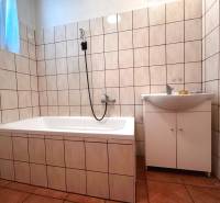 PREDAJ 3-izbový byt s balkónom v Honciach - Kúpeľňa s vaňou a umývadlom v 3-izbovom byte.