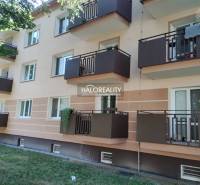 REZERVOVANÉ - Predaj, dvojizbový byt Žiar nad Hronom... - Exteriér bytového domu so 2-izbovými bytmi v Žiari nad Hronom, balkóny a zeleň.