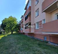 REZERVOVANÉ - Predaj, dvojizbový byt Žiar nad Hronom... - Bytový dom obklopený zeleňou v Žiari nad Hronom, súčasť 2-izbového bytu.