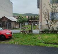 Na predaj rodinný dom Kosihovce - Rodinný dom v Kosihovciach na ulici Kosihovce so záhradou a zaparkovaným autom.