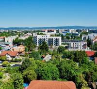 Moderný a priestranný 2i byt v novom projekte, Geologická - Pohľad na zeleň a budovy v Bratislave - Podunajských Biskupiciach, ulica Geologická.