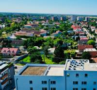 Moderný a priestranný 2i byt v novom projekte, Geologická - Pohľad na Bratislavu-Podunajské Biskupice z Geologickej, zobrazujúci okolité domy a zeleň.