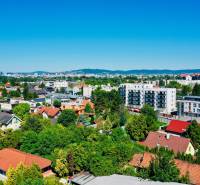 Moderný a priestranný 2i byt v novom projekte, Geologická - Letecký pohľad na domy a zeleň v Bratislave - Podunajských Biskupiciach na Geologickej ulici.