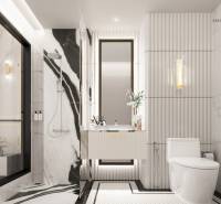 2 IZBOVÝ APARTMÁN (2 SPÁLNE + 1 OBÝV. IZBA)  EMBASSY LIFE PATTAYA - Elegantná biela kúpeľňa v 3-izbovom byte so sprchovacím kútom a zrkadlom.