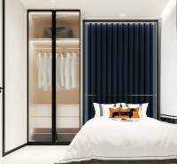 2 IZBOVÝ APARTMÁN (2 SPÁLNE + 1 OBÝV. IZBA)  EMBASSY LIFE PATTAYA - Štýlová spálňa s priestrannou skriňou a posteľou v 3-izbovom byte.