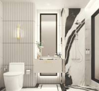 2 IZBOVÝ APARTMÁN (2 SPÁLNE + 1 OBÝV. IZBA)  EMBASSY LIFE PATTAYA - Kúpeľňa v 3-izbovom byte s mramorovým obkladom a veľkým zrkadlom.