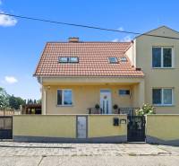 Na predaj 2 podlažný rodinný dom s podsklepením v Seredi - Rodinný dom na Tehelnej ulici v Seredi s červenou strechou a žltou fasádou.