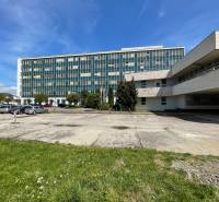 Kancelárie na prenájom 40m2, budova Fischer TireTech, TN - Budova kancelárií na ulici K výstavisku v meste Trenčín s parkoviskom a zeleňou.