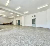 Kancelárie na prenájom 40m2, budova Fischer TireTech, TN - Priestranné kancelárie s bielymi stenami a osvetlením, ideálne pre pracovné účely.