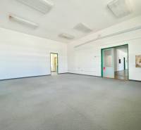 Kancelárie na prenájom 60m2, budova Fischer TireTech, TN - Priestranné kancelárie s umývadlom, jasné osvetlenie a neutrálne farby.