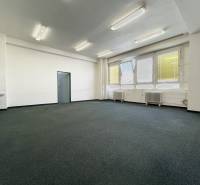 Kancelárie na prenájom 60m2, budova Fischer TireTech, TN - Kancelárie s veľkými oknami a umývadlom, vhodné pre podnikanie.