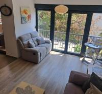 CHORVÁTSKO - Zariadený apartmán, 1. rad od mora - MANDRE, ostrov PAG - Obývacia izba 3-izbového bytu so sedačkou, balkónom a jedálenskou stoličkou pre batoľatá.