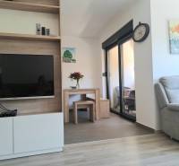 CHORVÁTSKO - Zariadený apartmán, 1. rad od mora - MANDRE, ostrov PAG - Obývacia izba v 3-izbovom byte s televízorom a pohodlným kreslom.