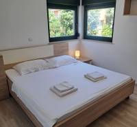 CHORVÁTSKO - Zariadený apartmán, 1. rad od mora - MANDRE, ostrov PAG - Spálňa v 3-izbovom byte s dvojlôžkovou posteľou, oknami a nočným stolíkom.