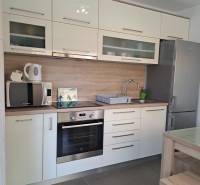 CHORVÁTSKO - Zariadený apartmán, 1. rad od mora - MANDRE, ostrov PAG - Kuchyňa v 3-izbovom byte so svetlými skrinkami a nerezovými spotrebičmi.