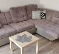CHORVÁTSKO - Zariadený apartmán, 1. rad od mora - MANDRE, ostrov PAG - Pohodlná sedacia súprava v 3-izbovom byte, doplnená vankúšmi a stolíkom s motívom listu.