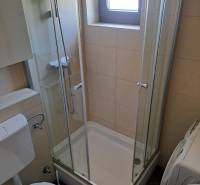 CHORVÁTSKO - Zariadený apartmán, 1. rad od mora - MANDRE, ostrov PAG - Kúpeľňa s toaletou a sprchovacím kútom v 3-izbovom byte.