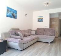CHORVÁTSKO - Zariadený apartmán, 1. rad od mora - MANDRE, ostrov PAG - Priestor 3-izbového bytu s pohodlnou sivou sedačkou a svetlým dreveným podlahovým dekorom.
