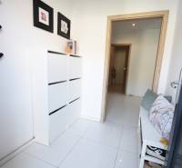 Novostavba so zaujímavými detailmi, na predaj Galanta Kolónia  - Chodba v rodinnom dome so sedačkou, bielym nábytkom a dekoráciami.