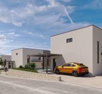 CHORVÁTSKO - Nový apartmánový komplex - MANDRE, ostrov PAG - Radová zástavba 4-izbových bytov v Mandre, s parkovaním a upravenou zeleňou.