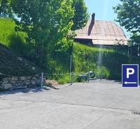 PREDAJ - Rodinný dom na Donovaloch s 3 samostatnými apartmánmi - Parkovisko na ulici Donovaly v meste Donovaly pri rodinných domoch, so stromami a trávou.