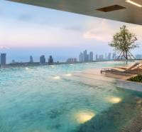 ONCE PATTAYA - Bazén s lehátkami a výhľadom na panorámu mesta Pattaya výstavby bytov.