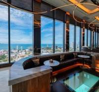 ONCE PATTAYA - Interiér so sklenenými výhľadmi na panorámu a more v rámci výstavby bytov.