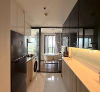 2 SPÁLŇOVÝ APARTMÁN ONCE PATTAYA - Kuchyňa v 3-izbovom byte s výhľadom na jedálenskú časť.