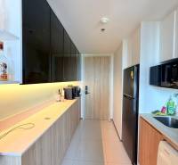 2 SPÁLŇOVÝ APARTMÁN ONCE PATTAYA - Kuchyňa v 3-izbovom byte s moderným vybavením a svetlou podlahou.