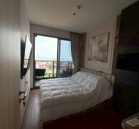2 SPÁLŇOVÝ APARTMÁN ONCE PATTAYA - Spálňa s posteľou a výhľadom, 3-izbový byt s balkónom.