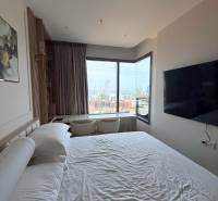 2 SPÁLŇOVÝ APARTMÁN ONCE PATTAYA - Spálňa v 3-izbovom byte s výhľadom na mesto, veľká posteľ a TV.