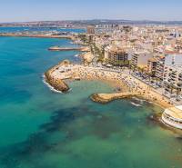 TORREVIEJA - UVÁDZACIE CENY ZA NOVOSTAVBU len 300 metrov od mora - Pobrežie Torrevieja ponúkajúce výhľad na pláž a mestskú panorámu.