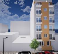 TORREVIEJA - UVÁDZACIE CENY ZA NOVOSTAVBU len 300 metrov od mora - Budova v Torrevieji na ulici Campoamor 12, vedľa nej sú zaparkované autá.