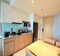 2 SPÁLŇOVÝ APARTMÁN ONCE PATTAYA - Kuchyňa v 3-izbovom byte s dreveným nábytkom a modernými spotrebičmi.