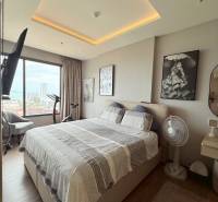 2 SPÁLŇOVÝ APARTMÁN ONCE PATTAYA - Svetlá spálňa s veľkou posteľou a výhľadom v 3-izbovom byte.