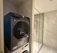 2 SPÁLŇOVÝ APARTMÁN ONCE PATTAYA - Funkčná kúpeľňa s práčkou a sušičkou v 3-izbovom byte s moderným sprchovým kútom.
