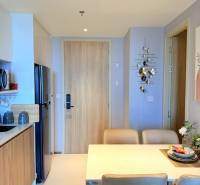 2 SPÁLŇOVÝ APARTMÁN ONCE PATTAYA - Jedálenský kút v 3-izbovom byte s jedálenským stolom a vstavanou kuchynkou.