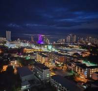 ŠTÚDIO ONCE PATTAYA - Nočný pohľad na mesto Pattaya s osvetlenými budovami a siluetami na horizonte.