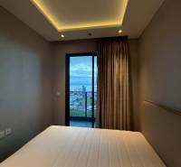 2 SPÁLŇOVÝ APARTMÁN ONCE PATTAYA - Spálňa so vstavaným osvetlením a výhľadom na balkón, 3-izbový byt.