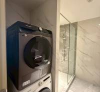 2 SPÁLŇOVÝ APARTMÁN ONCE PATTAYA - Kúpeľňa v 3-izbovom byte s práčkou a sušičkou vedľa sprchovacieho kúta.