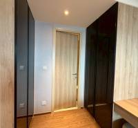 2 SPÁLŇOVÝ APARTMÁN ONCE PATTAYA - Chodba v 3-izbovom byte so skriňami, drevenými detailmi a podlahou.