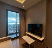 2 SPÁLŇOVÝ APARTMÁN ONCE PATTAYA - Obývačka v 3-izbovom byte s pohovkou, TV stolíkom a výhľadom na mesto.