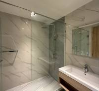 2 SPÁLŇOVÝ APARTMÁN ONCE PATTAYA - Kúpeľňa so sprchovacím kútom a umývadlom v 3-izbovom byte s elegantným dizajnom.
