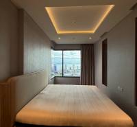 2 SPÁLŇOVÝ APARTMÁN ONCE PATTAYA - Spálňa v 3-izbovom byte s veľkým oknom a výhľadom do mesta.